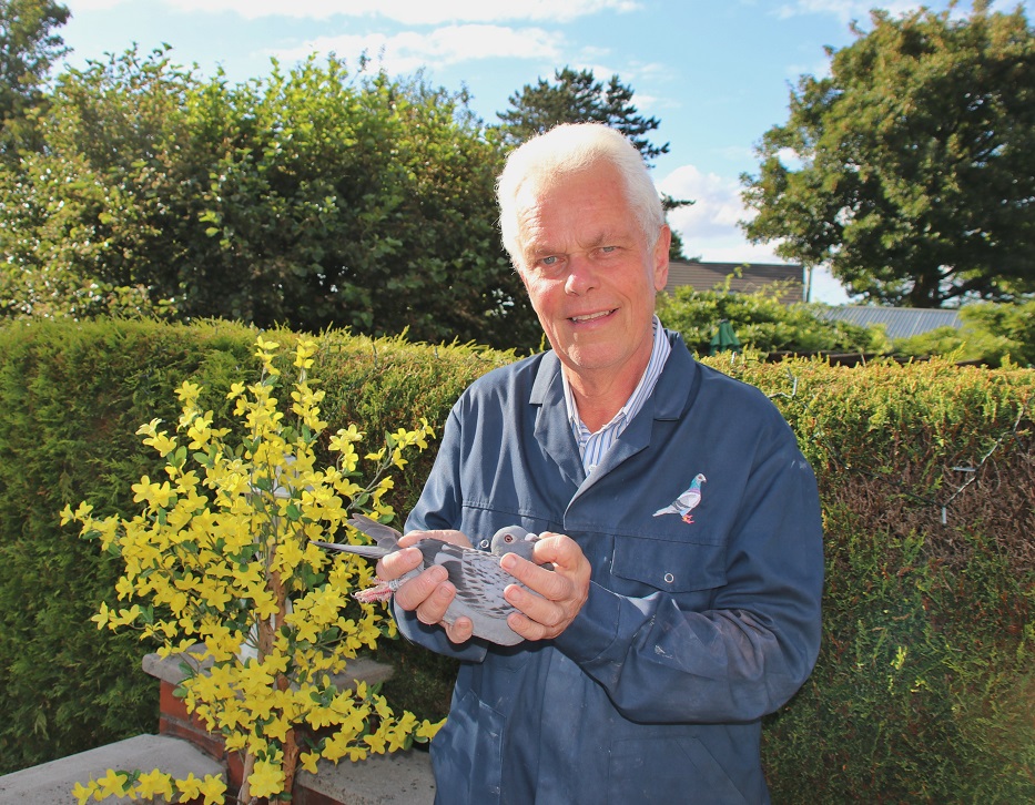 Chris Knowles with his Friendship Race WinnerJPG