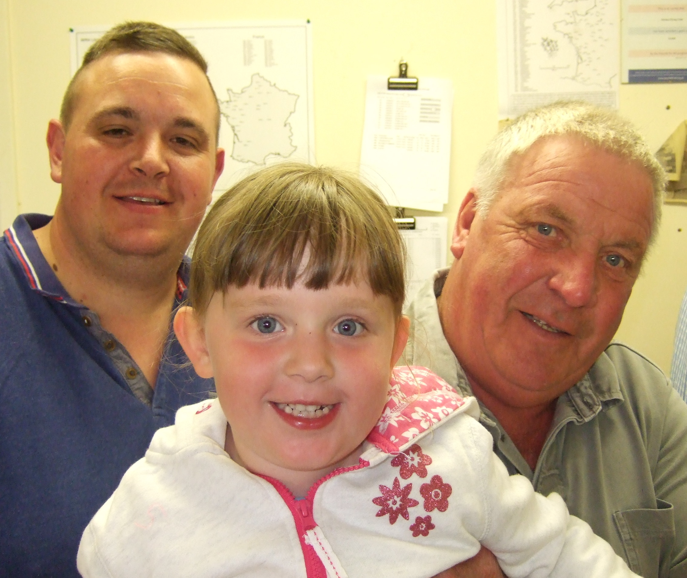 DAZ BARKS DAUGHTER MAISIE AND GRANDAD PHIL SPINK 07 09 20