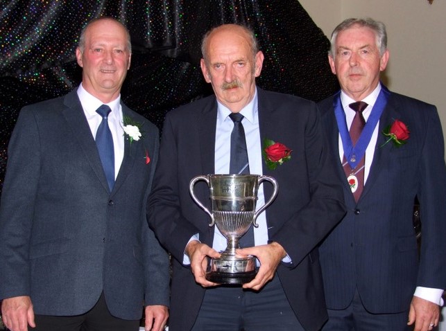 Ernie Fergusson collecting Graham Mackays trophy. 23 11 21