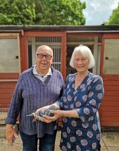 Mr and Mrs John and Tina Payne with their treble winning 5 yo 23 10 23c