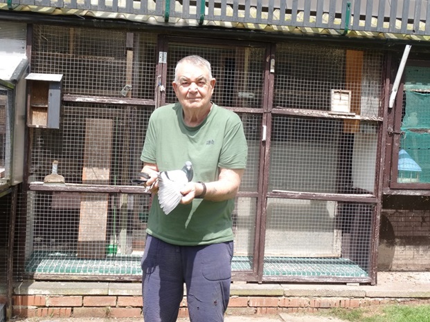 Dave Waddington holding his fed winner. 17 07 24d