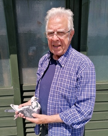 Alan Brassington with The Merry hen 1st Club Blandford2. 05 06 25B
