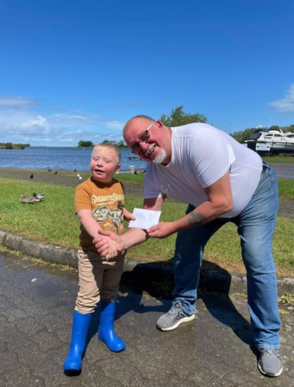 Alistar Stuart McNaghten presenting Young Joseph Larkin with the 1000 Prizemoney 10 06 25A