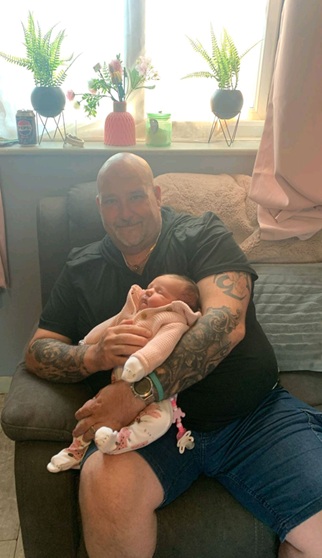 Mick Willis with Greatgrandaughter Isla Rose. 09 06 25a
