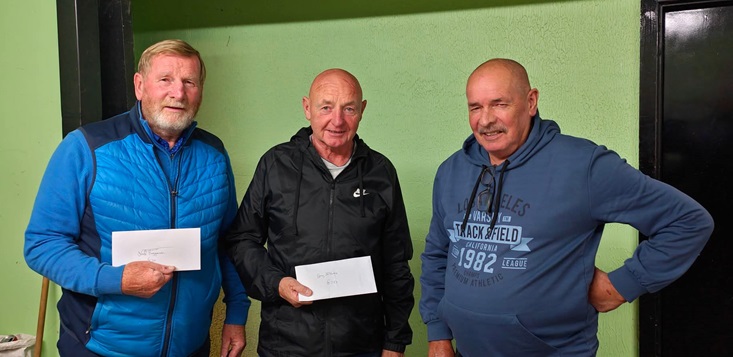 Carrcik Social H.P.S. Gold Ring Winners being presented with their winnings 02 10 25b